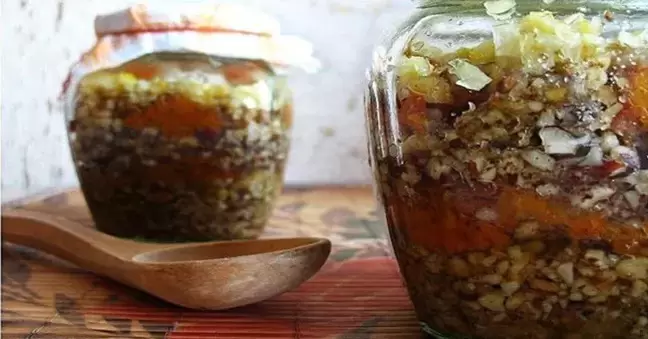 အာနိသင်အဘို့အပျားရည်နှင့်အတူ nut အရောအနှော